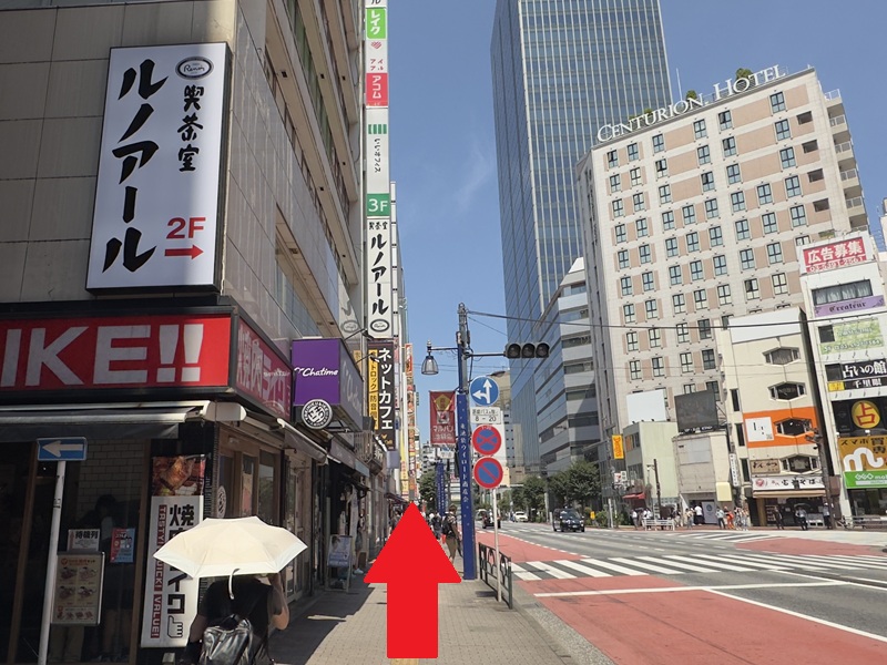 ビックカメラの方向に進むとマクドナルド、ビックカメラ、ヤマダ電機と店舗が続きます。そのまま道なりにお進みください。