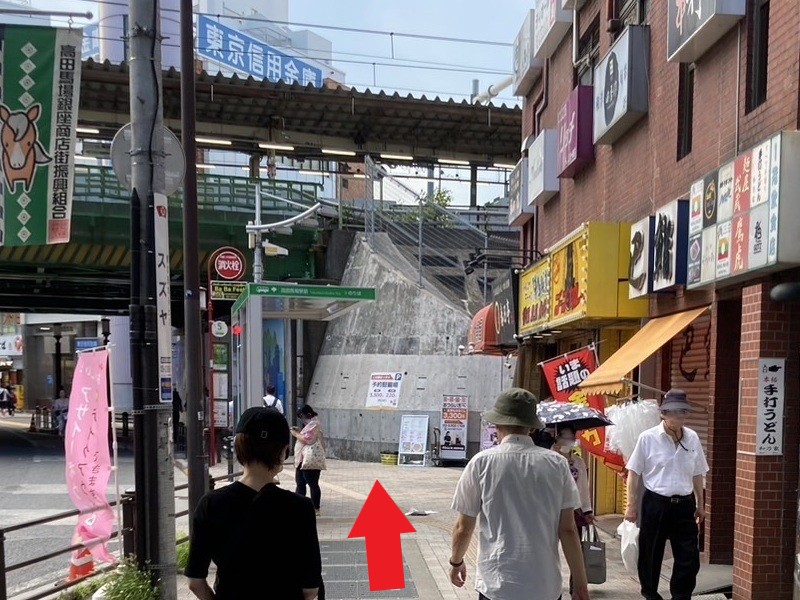 道なりにまっすぐ進みます。