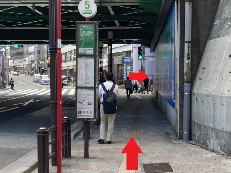 高架橋の下を通過して右に曲がります。
