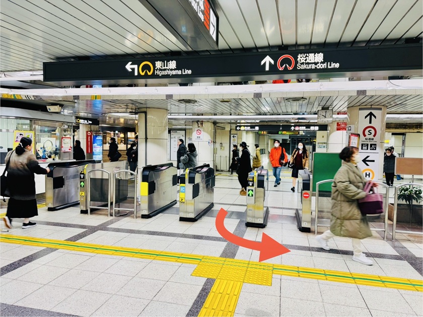 【西改札口】を出て左へ進みます