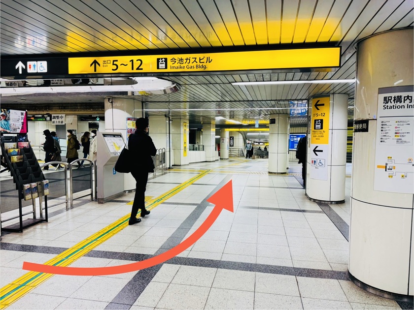 左側【イオン銀行ATM】を左折してまっすぐ進みます