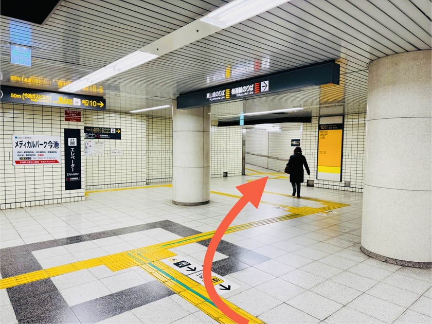 【証明写真撮影機】を通り過ぎ、突き当たりを右折