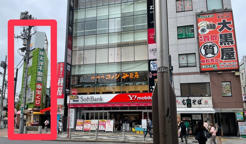 広場の左側、ホテルメッツ様方面の横断歩道に向かい、左に見える緑のビルへ