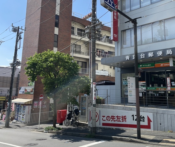 ④青葉台郵便局横の赤煉瓦建物　入口は自販機左横です