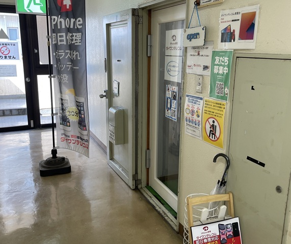⑤エレベーター４階へ　一番奥の右手が当店です。