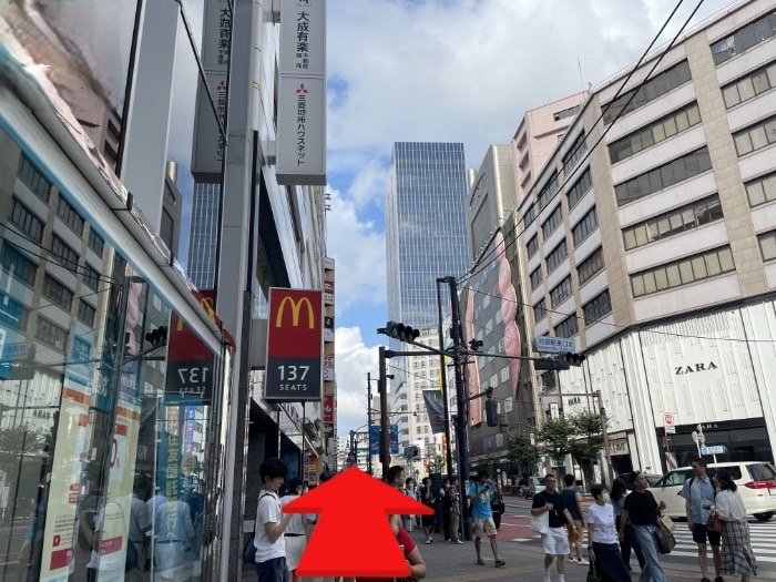 ビックカメラの方向に進むとマクドナルド、ビックカメラ、ヤマダ電機と店舗が続きます。そのまま道なりにお進みください。