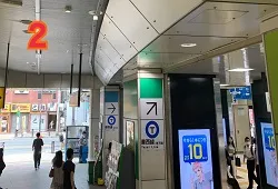 真っすぐ進みます。（横断歩道を渡ります）
