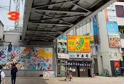渡った先で左に曲がります