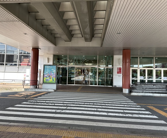 平面駐車場すぐにある入口より館内にお入りください。