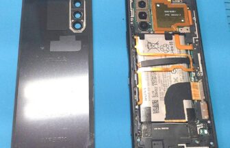 バックパネルが開かれた Xperia5の写真