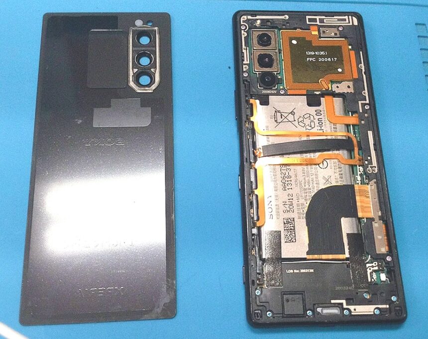 バックパネルが開かれた Xperia5の写真