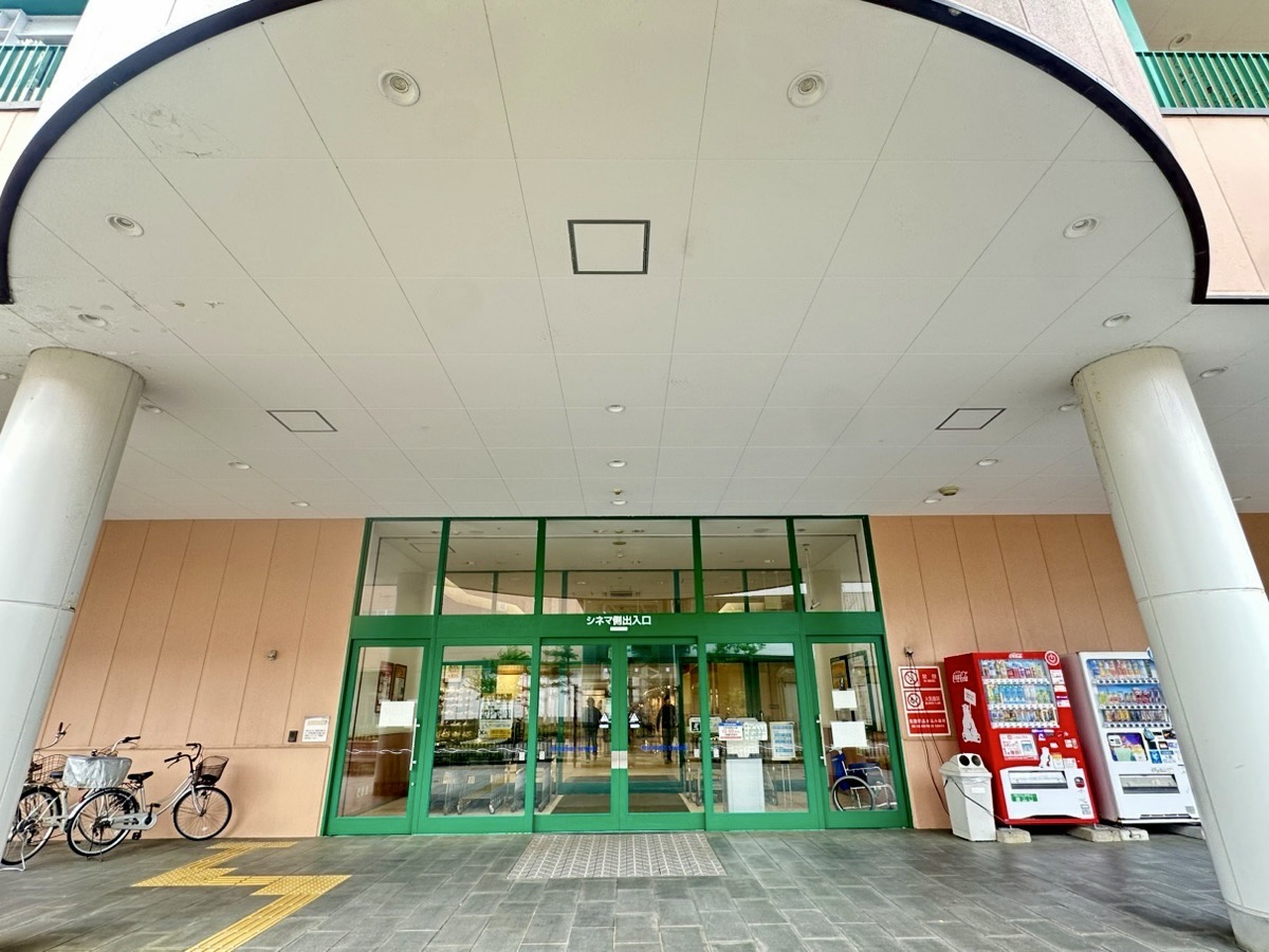 リバーサイド千秋の駐車場に到着しましたら【リバーサイドコート】へ向かってください。