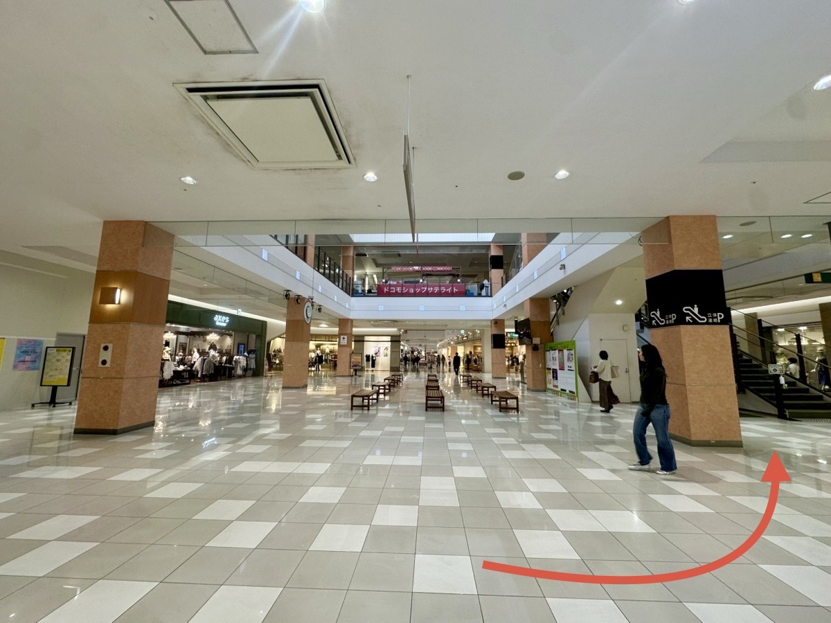 エスカレーターで2階に上がり【アピタ方面】へお進みください。